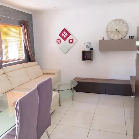 Modern In Prime Area For Beaches & Nightlife! -fast & Easy Self Check In -independent Access -no Family Sharing - Pembroke Gardens Location Gazde/Camere de închiriat