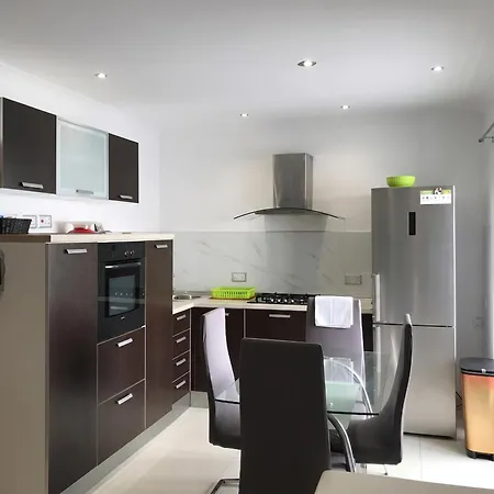 Modern In Prime Area For Beaches & Nightlife! -fast & Easy Self Check In -independent Access -no Family Sharing - Pembroke Gardens Location St. Julian's