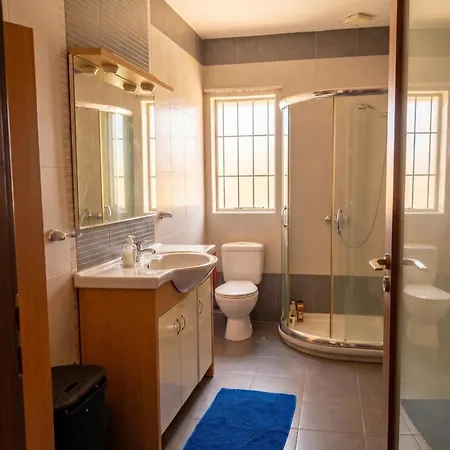 Modern In Prime Area For Beaches & Nightlife! -fast & Easy Self Check In -independent Access -no Family Sharing - Pembroke Gardens Location *