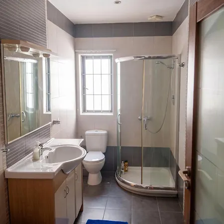 Gazde/Camere de închiriat Modern In Prime Area For Beaches & Nightlife! -fast & Easy Self Check In -independent Access -no Family Sharing - Pembroke Gardens Location *