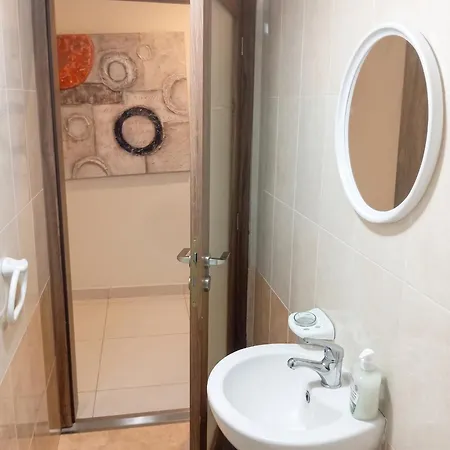 Gazde/Camere de închiriat Modern In Prime Area For Beaches & Nightlife! -fast & Easy Self Check In -independent Access -no Family Sharing - Pembroke Gardens Location *