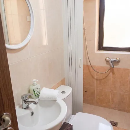 Modern In Prime Area For Beaches & Nightlife! -fast & Easy Self Check In -independent Access -no Family Sharing - Pembroke Gardens Location Gazde/Camere de închiriat
